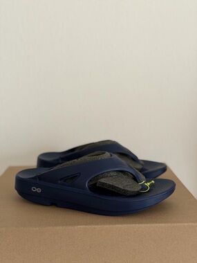 Oofos OOriginal Unisex Sandal in Navy, Size 8 Women / 6 Men